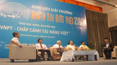  Giao lưu "Giải thưởng NTĐV 2012" và trao Học bổng Khuyến học VNPT  tại TP HCM