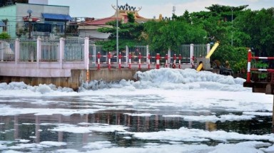   Ngỡ ngàng "tuyết" phủ trắng xóa kênh Tàu Hủ sau cơn mưa