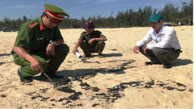  Hơn 1 km bờ biển Quảng Ngãi xuất hiện chất "lạ"