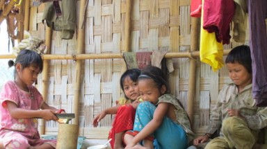  "Chạnh lòng" những đứa trẻ ở miền biên xứ Nghệ