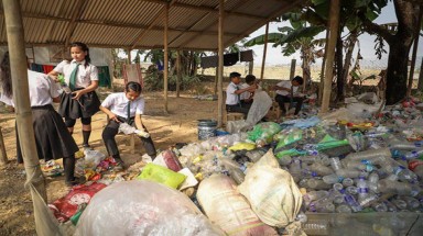 Thu học phí bằng chai nhựa, túi nilông, ngôi trường làm đổi thay cả thị trấn