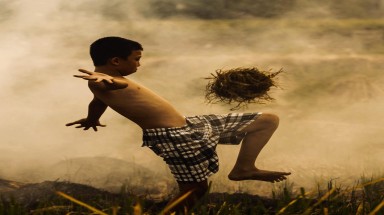  Trẻ em làm xiếc với trái bóng