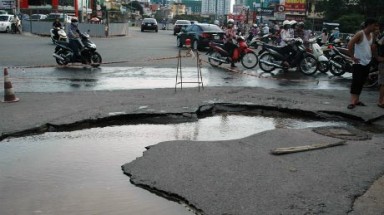  Hà Nội: Vỡ ống nước, đường sụt lún nghiêm trọng 