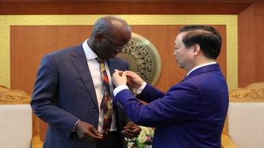  Trao kỷ niệm chương vì sự nghiệp môi trường cho Giám đốc quốc gia World Bank Việt Nam