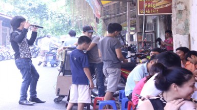 Thất nghiệp, cử nhân đứng đường hát rong