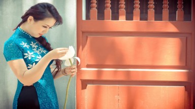  Lan Hương rạng rỡ giữa mùa sen