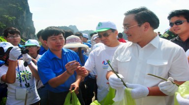 Phó Thủ tướng Chính phủ Hoàng Trung Hải tham gia trồng rừng ngập mặn tại Quảng Ninh