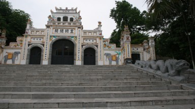  Ngôi đền của làng có nhiều "vua giả"