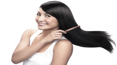  Chải đầu quá nhiều, khiến tóc nhanh chóng bị rụng