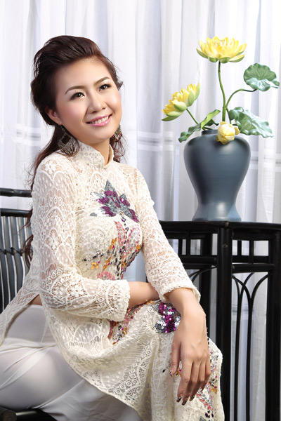  Á khôi Diễm My nền nã trong tà áo dài