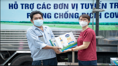  Vinamilk tiếp sức lực lượng tuyến đầu đang ngày đêm xét nghiệm sàng lọc cho người dân