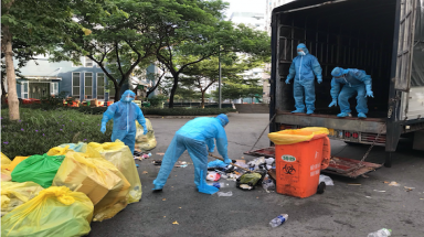  Thu gom, vận chuyển toàn bộ rác thải phát sinh, tồn động lâu ngày tại khu cách ly KTX Đại học Quốc gia TP.HCM 