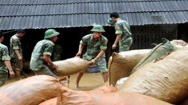  Những hình ảnh xúc động tại tâm lũ Yên Bái