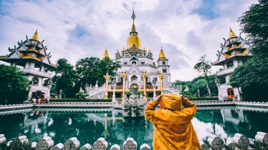 Chùa vàng Bửu Long rực rỡ trong màn mưa 