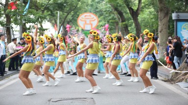  Chen chân ngắm các vũ công Carnival khuấy động phố đi bộ Hà Nội