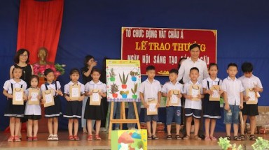  Trao giải thưởng cho các học sinh tham dự Ngày hội Sáng tạo bảo vệ Gấu. 