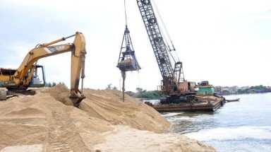  Các nước nhập cát mở rộng lãnh thổ, Việt Nam đổ bán rẻ mạt