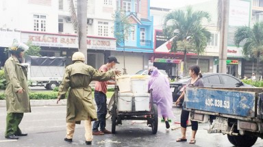  CSGT giúp dân dọn vệ sinh