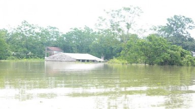  2.700 nhà dân Hà Nội vẫn ngập chìm trong lũ