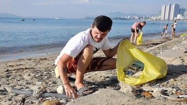  Nhìn khách du lịch nhặt rác, chúng ta có thấy xấu hổ?