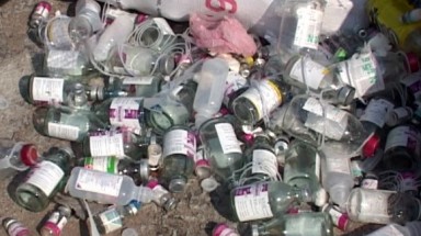Kim tiêm dính máu “tuồn” ra môi trường