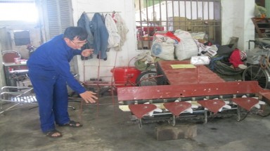 Người “phù phép” phế liệu thành máy gặt lúa