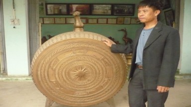 Người thổi hồn cho trống đồng