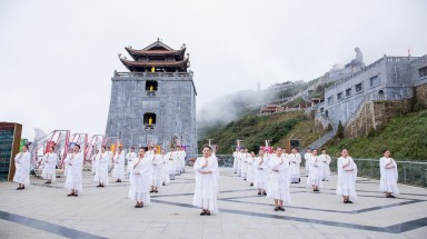 Rưng rưng mùa Vu lan báo hiếu trên đỉnh Fansipan