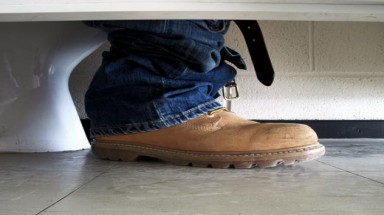  Yêu cầu đàn ông đái ngồi để... bảo vệ môi trường