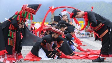 Mục sở thị trang phục cầu kỳ của show diễn "Vũ điệu trên mây"