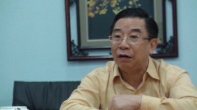  Mang rác đem chôn do... xúc nhầm(!)