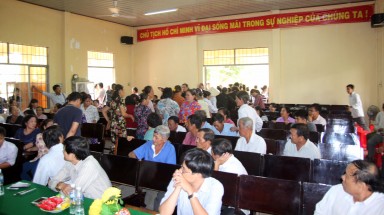   Dân Bến Tre kéo lên UBND tỉnh phản đối dự án xi măng