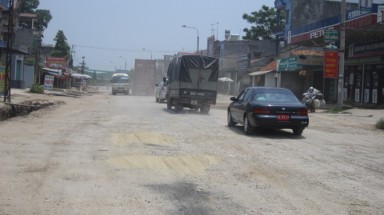   Đường chậm thi công, dân ngộp thở vì bụi