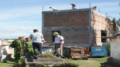 Bình Định: Cách chức “quan” thôn xây nhà trên đất lấn chiếm