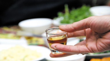 Uống rượu không ăn gì sẽ hôn mê