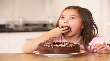  Trẻ ăn nhiều sôcôla có làm tăng cân?