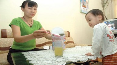  Có được pha 2 loại sữa cho trẻ uống?
