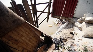  Cận cảnh ngôi nhà bị "hà bá" nuốt