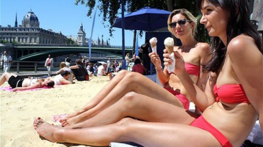  Paris cấm hở hang tắm nắng