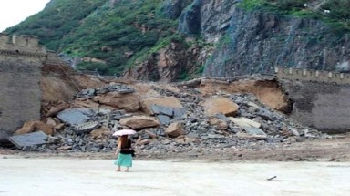 Mưa lớn, một phần Vạn Lý Trường Thành đổ sập