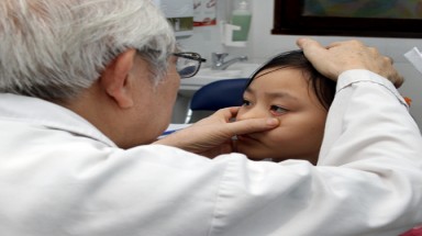  Viêm mủ nội nhãn tưởng đau mắt đỏ?