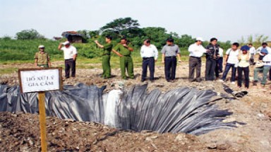 Phát hiện bùn thải chôn trái phép tại bãi rác Đông Thạnh 