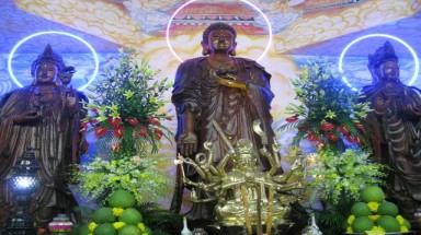 Kỷ lục bộ tượng “Tây Phương Tam Thánh” bằng gỗ dâu quý