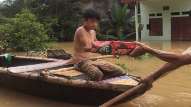 Tình người trong cơn lũ dữ ở Thanh Hóa