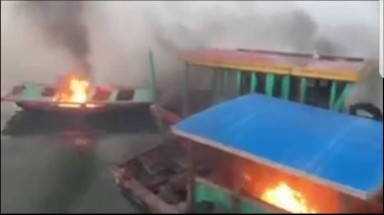  Quảng Ninh: Đốt thuyền bán rong ở Hạ Long - Tài sản của dân sao lại đốt?