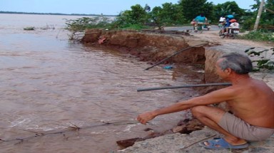  ĐBSCL: lũ về sạt lở đất bờ sông