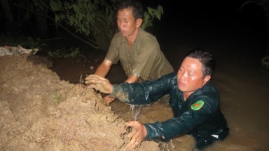 Trắng đêm chống lũ