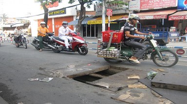  Hố ga bật nắp “dọa ” người đi đường
