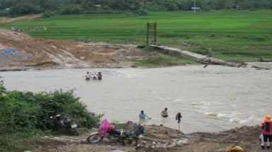  Mưa lũ “thổi” sập cầu, cả xã vùng cao khốn khó
