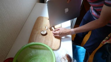  MacBook Air được dùng để thái rau, cắt táo